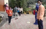 NSUI विश्वविद्यालय इकाई ने NEET के परीक्षा केंद्रों के बाहर मास्क और सैनिटाइजर बाँटे