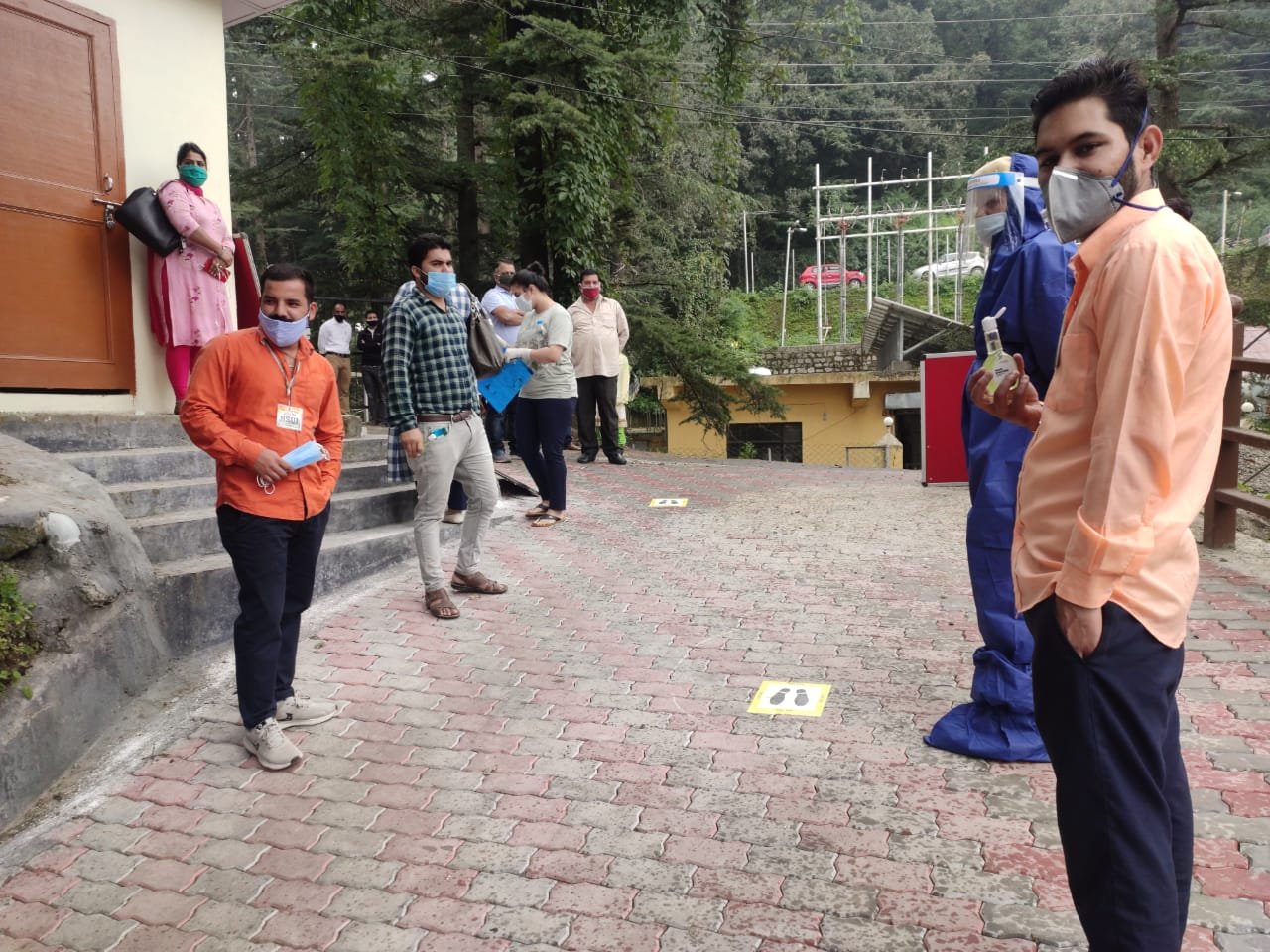 NSUI विश्वविद्यालय इकाई ने NEET के परीक्षा केंद्रों के बाहर मास्क और सैनिटाइजर बाँटे