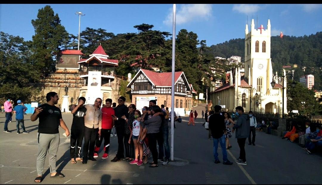 कोरोना संकट के बीच शिमला में उमड़ी पर्यटकों की भीड़ प्रशासन की बढ़ी परेशानी