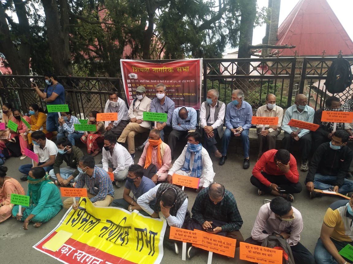 पानी और कूड़े के बिलों में लगातार वृद्धि के चलते नागरिक सभा का रोष प्रदर्शन