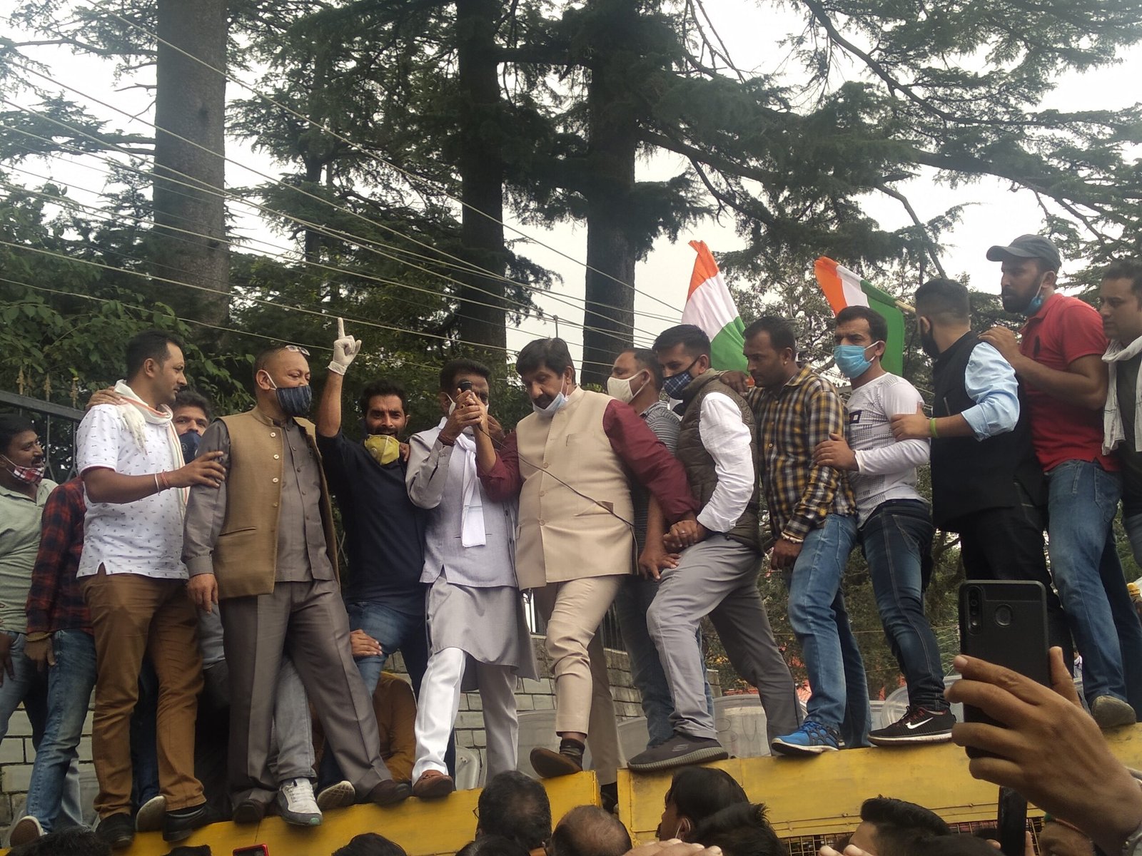 शिमला में कांग्रेस का धरना प्रदर्शन, पुलिस के साथ हुई हल्की धक्का-मुक्की