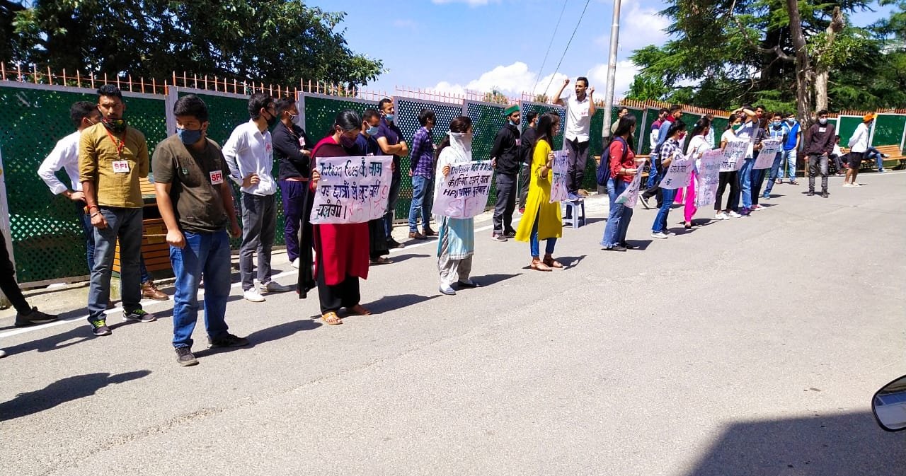 SFI ने विश्वविद्यालय कैंपस में किया प्रदर्शन, प्रोफेसर भर्ती मे गड़बड़ी का आरोप