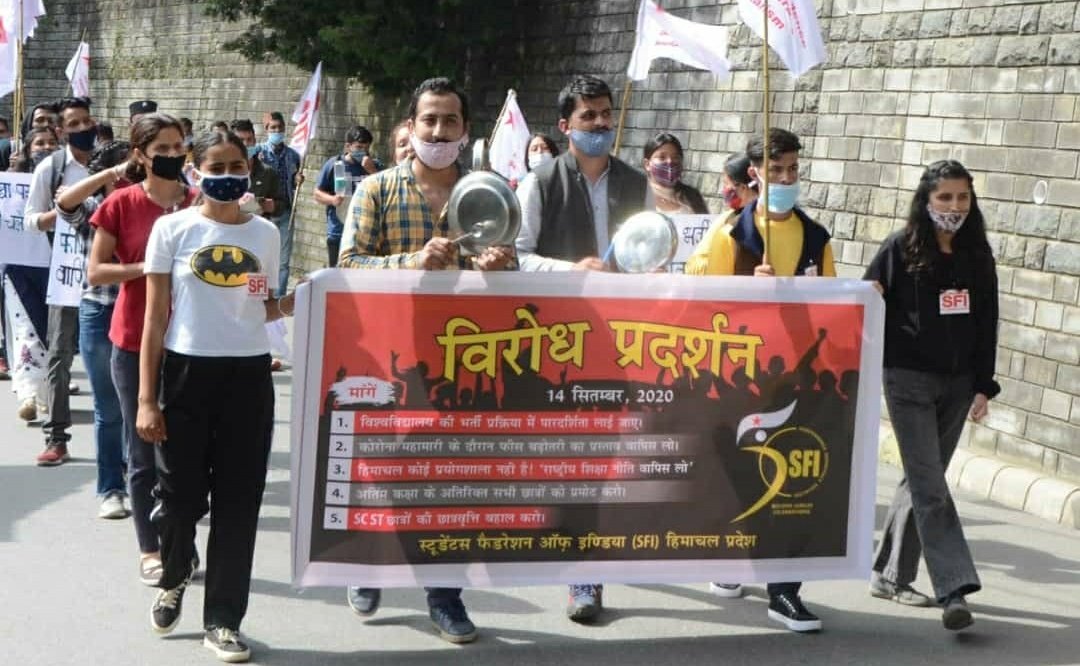 शिमला: सरकार की नीतियों के विरोध में SFI ने किया विधानसभा घेराव,भारी पुलिस बल रहा तैनात