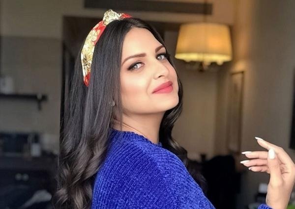 कोरोना पॉजिटिव हिमांशी खुराना की तबीयत बिगड़ी, अस्पताल में हुई एडमिट