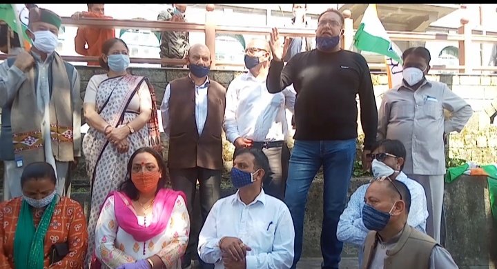 कृषि कानून के विरोध में प्रदेश कांग्रेस का उपायुक्त कार्यालय के बाहर धरना प्रदर्शन