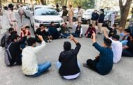 शिमलाः छात्रों की मांगों को लेकर वीसी कार्यालय के बाहर ABVP का धरना प्रदर्शन