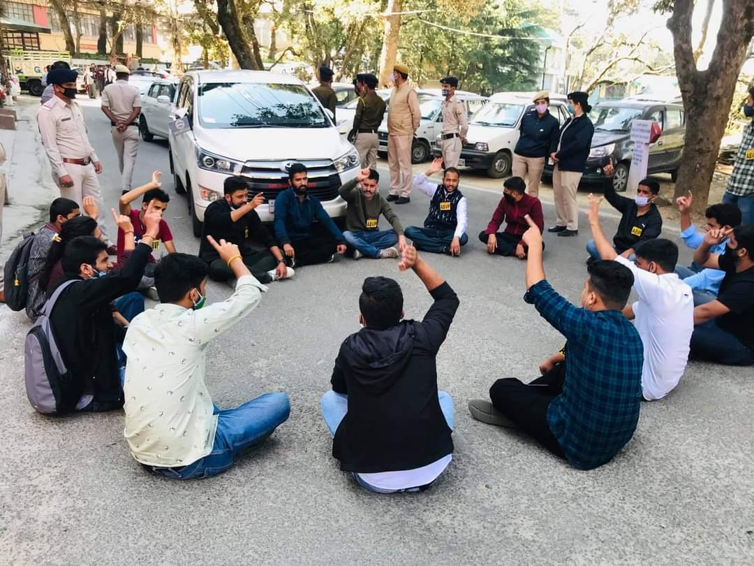 शिमलाः छात्रों की मांगों को लेकर वीसी कार्यालय के बाहर ABVP का धरना प्रदर्शन
