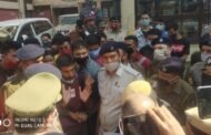 मेरिट बेस्ड एडमिशन के खिलाफ एसएफआई विश्वविद्यालय इकाई ने किया डीएस का घेराव