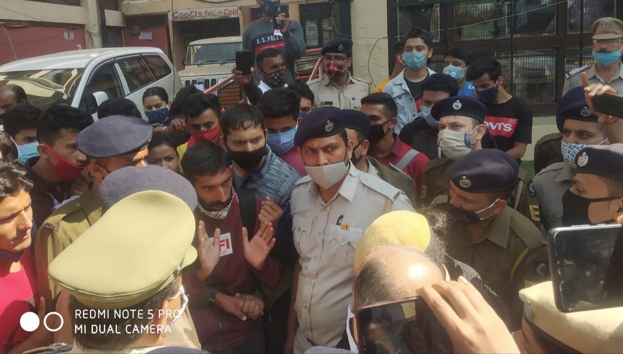 मेरिट बेस्ड एडमिशन के खिलाफ एसएफआई विश्वविद्यालय इकाई ने किया डीएस का घेराव