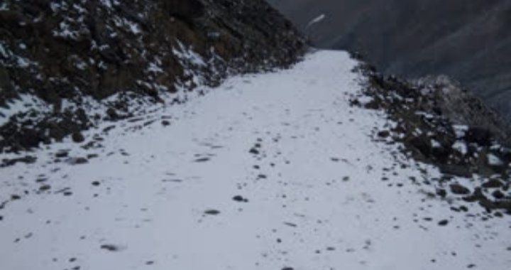 लाहौल स्पीति में सीजन की पहली बर्फबारी, बस सेवा बंद