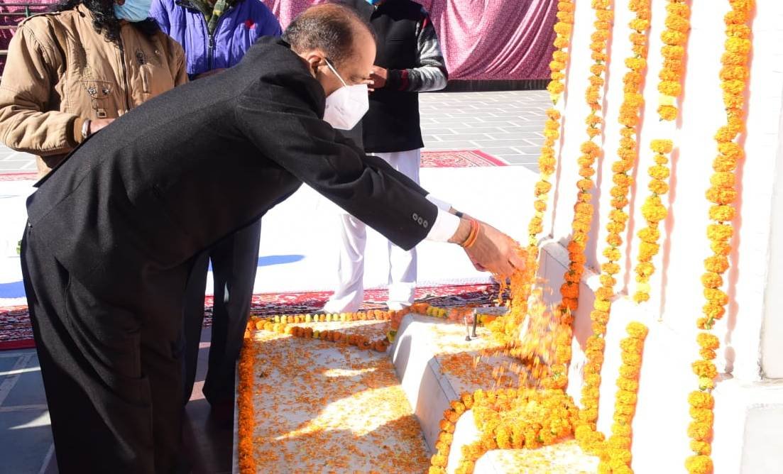 मुख्यमंत्री ने पूर्व प्रधानमंत्री इंदिरा गांधी को उनकी जयंती पर श्रद्धांजलि अर्पित की