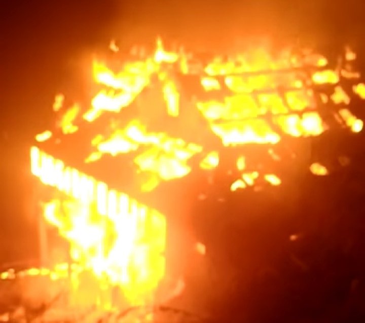 शिमला: चौपाल के मधाना में आग लगने से दो मंजिला मकान जलकर राख