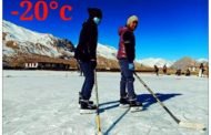 माइनस 20 डिग्री तापमान में आइस हॉकी का प्रशिक्षण ले रहे खिलाड़ी, जोश को हर कोई कर रहा सलाम....