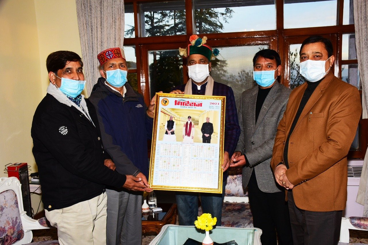 सीएम जयराम ठाकुर ने गिरिराज साप्ताहिक का कैलेंडर जारी किया