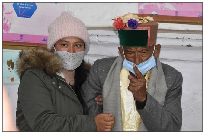पंचायत चुनाव : देश के प्रथम मतदाता श्याम शरण नेगी ने कल्पा में किया मतदान, जताई खुशी