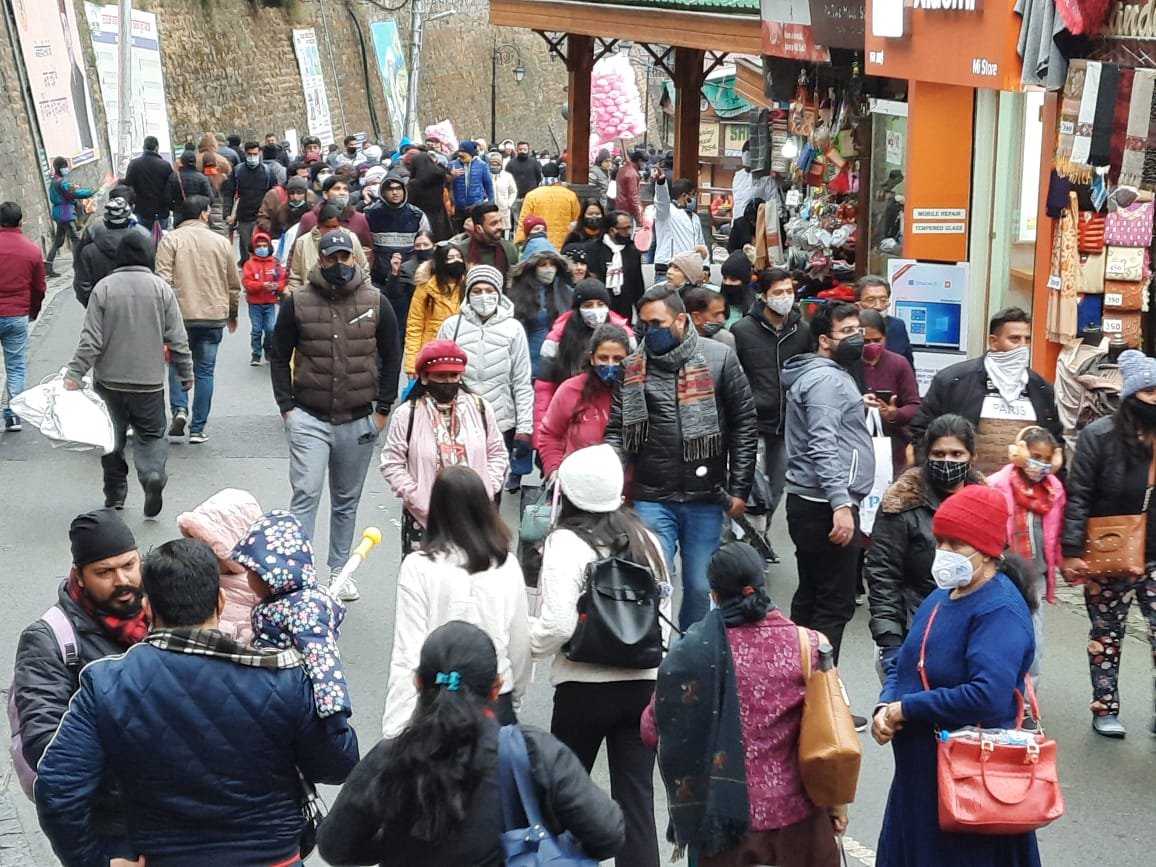 शिमला में आज भी खुले रहेंगे बाजार, बर्फबारी के चलते प्रदेश में बड़ी पर्यटकों की आमद
