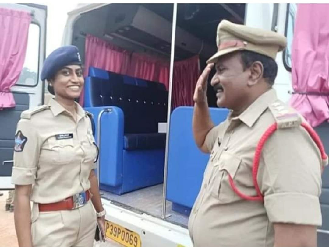 इंस्पेक्टर पिता ने DSP बेटी को किया ऑन ड्यूटी सैल्यूट, आंध्रप्रदेश पुलिस ने जारी की तस्वीरें
