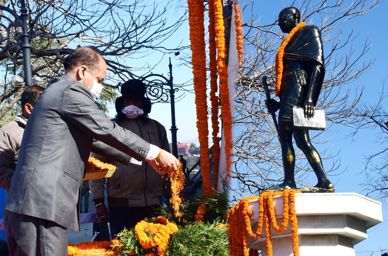 सीएम जयराम ठाकुर ने राष्ट्रपिता महात्मा गांधी की पुण्यतिथि पर पुष्पांजलि अर्पित की