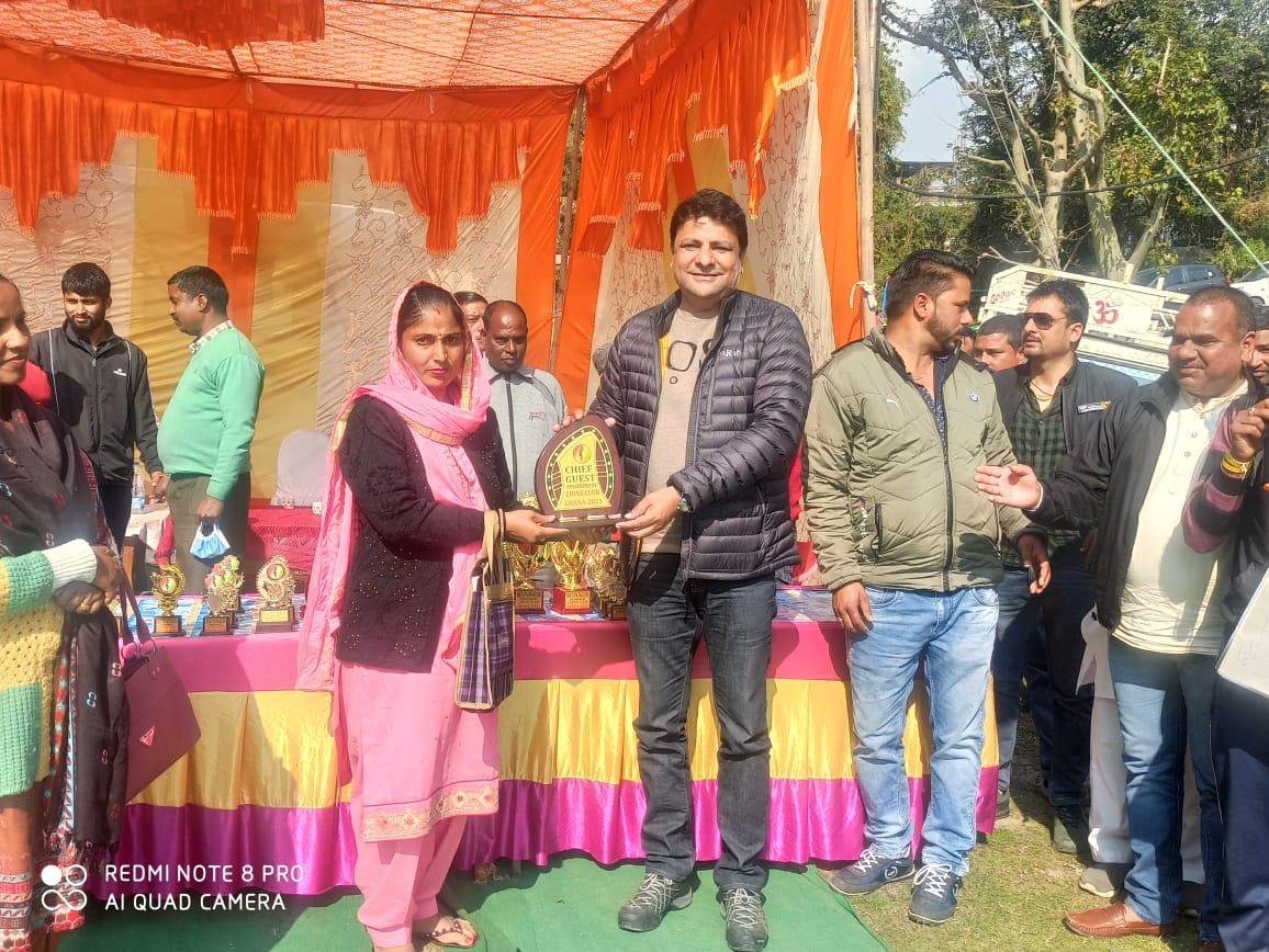 धर्मशाला के घणा में क्रिकेट टूर्नामेंट का हुआ समापन, बढ़ोल की टीम ने मारी बाजी।