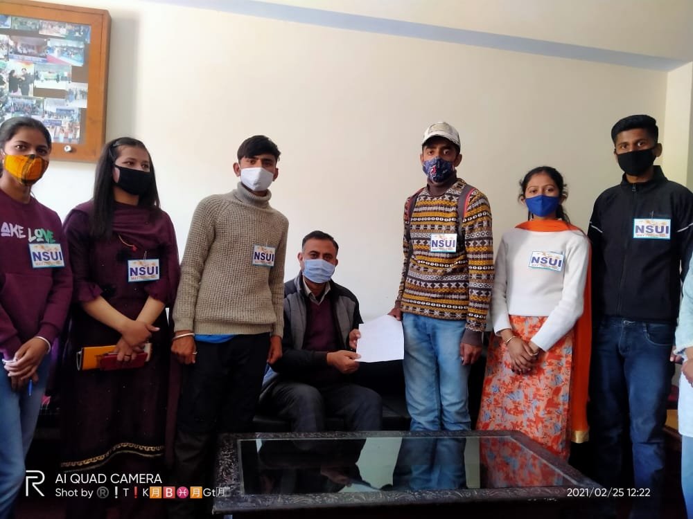 सरस्वती नगर कॉलेज में एनएसयूआई ने प्राचार्य को सौंपा ज्ञापन
