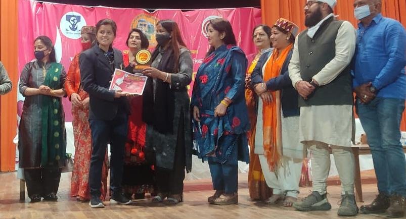 संजौली महाविद्यालय की छात्रा आँचल भंडारी को मिला वुमन पावर अवार्ड