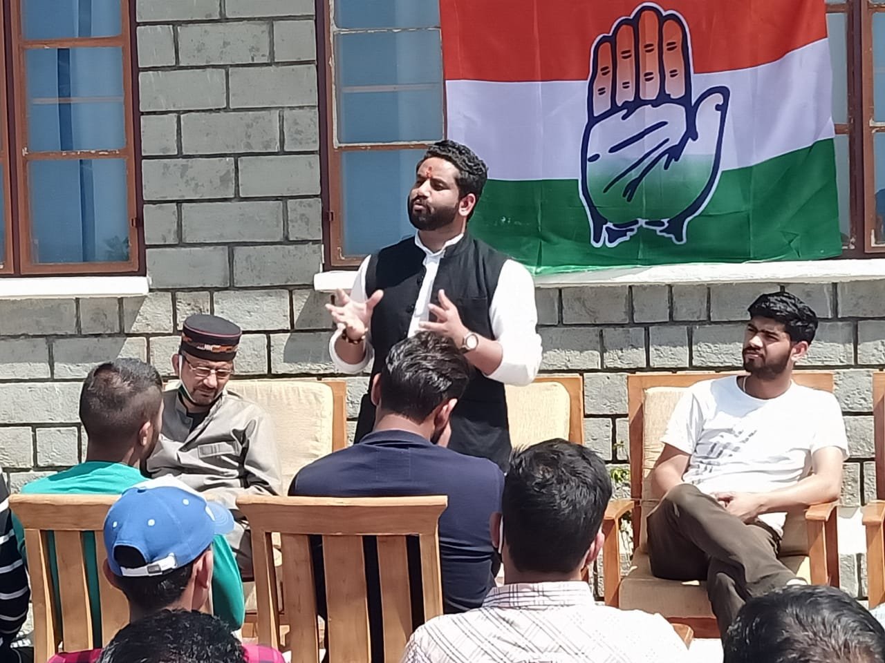 कांग्रेस नेता अर्जुन ठाकुर ने धर्मपुर में किया जनसंवाद कार्यक्रम का आगाज़।