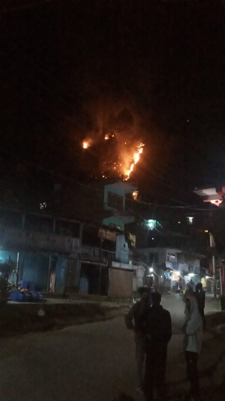 NSS स्वयंसेवियों ने दिखाई बहादुरी, जंगल में सुलगती आग पर किया काबू।