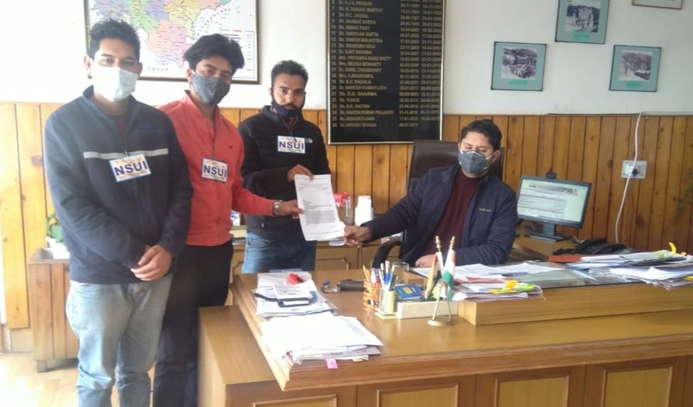JOA परीक्षा के एग्जाम सेंटर्स को लेकर NSUI के पदाधिकारियों ने HPSSC चेयरमैन को भेजा ज्ञापन