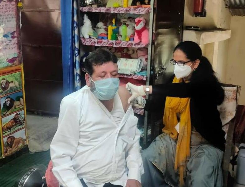 प्रदेश में टीकाकरण अभियान जारी शिमला के रामनगर में 130 लोगों ने ली कोरोना की खुराक।