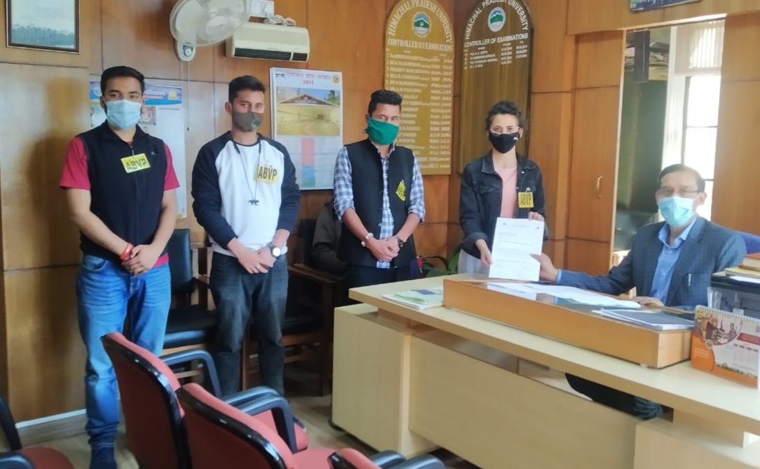 बी पी एड के लंबित पड़े परीक्षा परिणामों को लेकर ABVP हिमाचल प्रदेश विश्वविद्यालय ने सौंपा ज्ञापन।