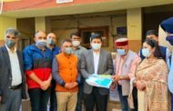 भाजपा की ओर से उपायुक्त शिमला आदित्य नेगी को सौंपी गई स्वास्थ्य सामग्री। केंद्रीय मंत्री अनुराग ठाकुर की ओर से एकत्र की गई स्वास्थ्य सामग्री।