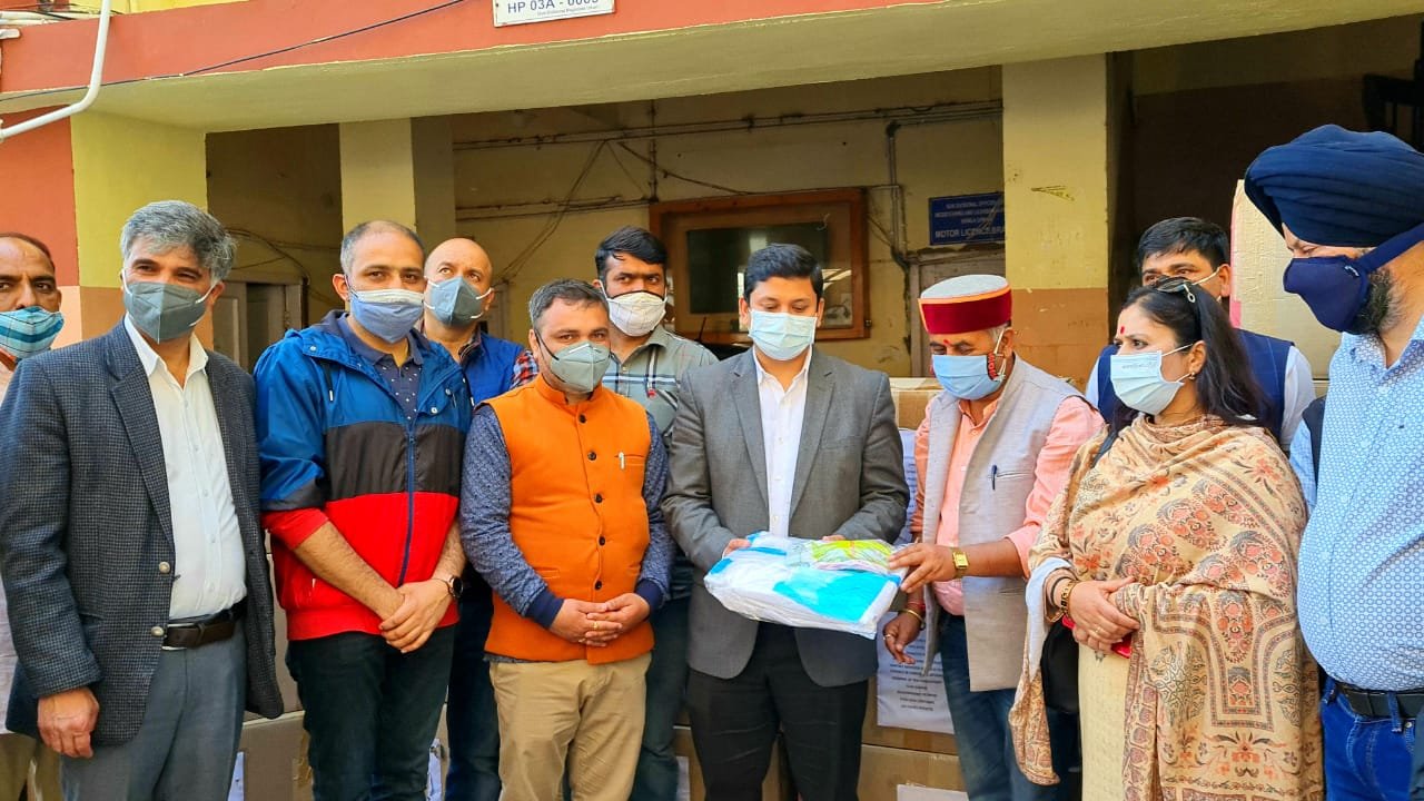 भाजपा की ओर से उपायुक्त शिमला आदित्य नेगी को सौंपी गई स्वास्थ्य सामग्री। केंद्रीय मंत्री अनुराग ठाकुर की ओर से एकत्र की गई स्वास्थ्य सामग्री।