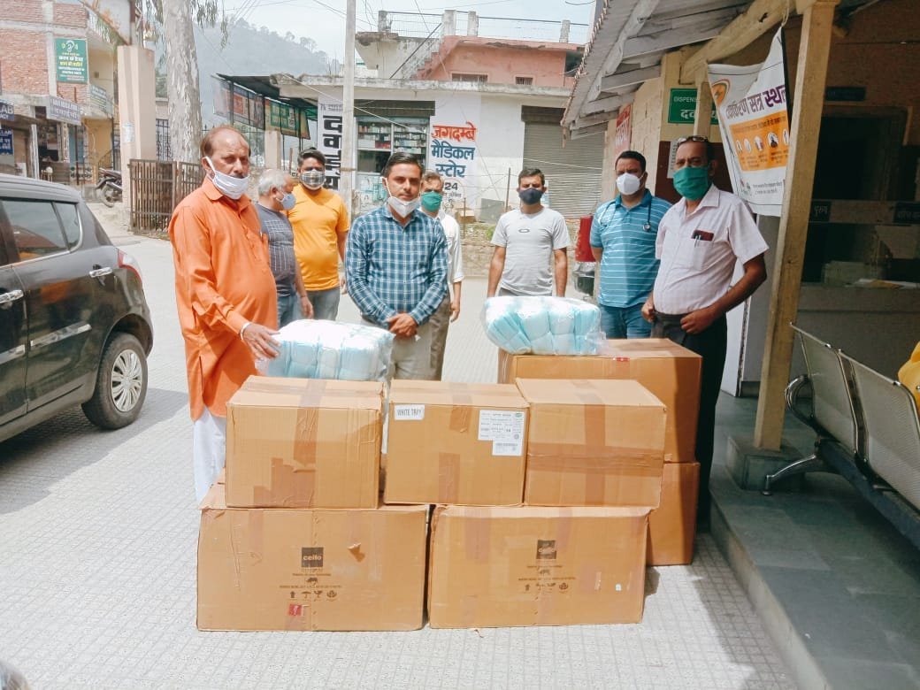 बड़सर भाजपा के द्वारा फ्रंटलाइन कोरोना योद्धाओं को पहुंचाई जा रही बचाव सामग्री।