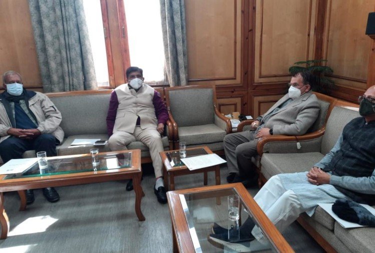 हिमाचल प्रदेश में आज  सर्वदलीय बैठक आयोजित की गई। कई बड़े मुद्दों पर हिमाचल विधानसभा सदस्यों ने रखे अपने-अपने विचार।