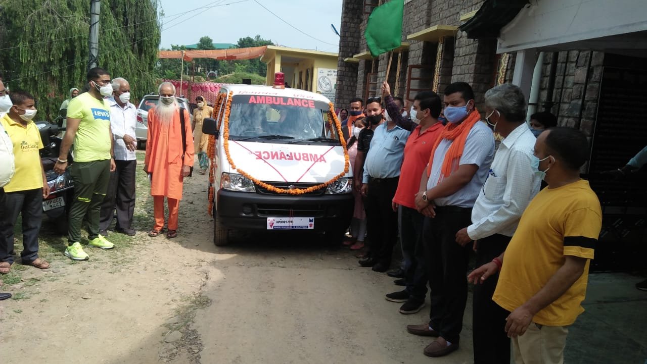 समाजसेवी मुनीष शर्मा (अध्यक्ष बास्केटबॉल संघ ) ने दान दी गई एम्बुलेंस, SDM अभिषेक वर्मा ने किया लोकार्पण।