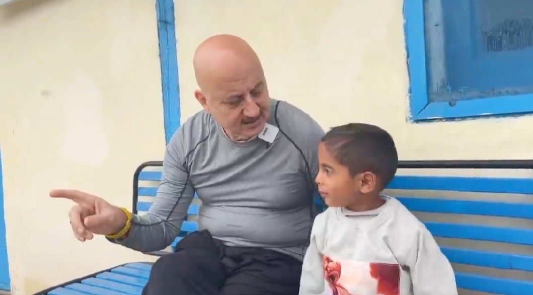 एक दुर्घटना में पिता को खो चुके हिमांशु की पढ़ाई का खर्च अनुपम खेर करेंगे वहन