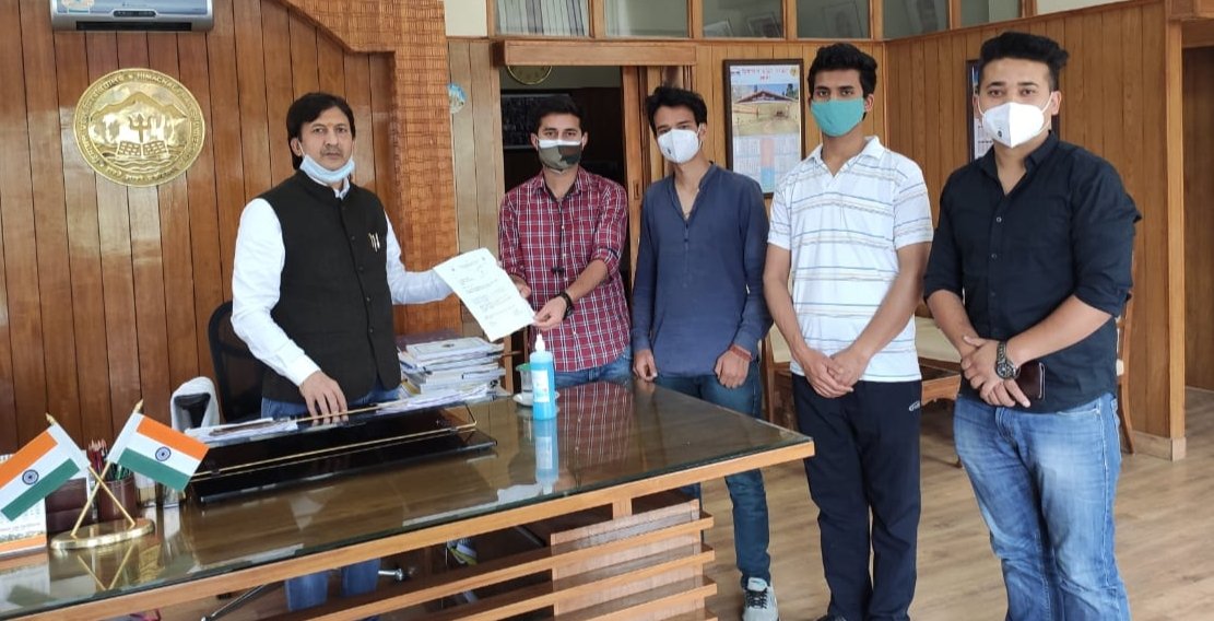 ऑनलाइन आवेदन प्रक्रिया आरंभ करने हेतु ABVP ने कुलपति को सौंपा ज्ञापन।