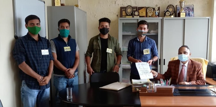 UIIT के दो सेमेस्टर की एकसाथ परीक्षा और फिस अदायगी की तारीख़ को लेकर ABVP (HPU) ने सौंपा ज्ञापन।