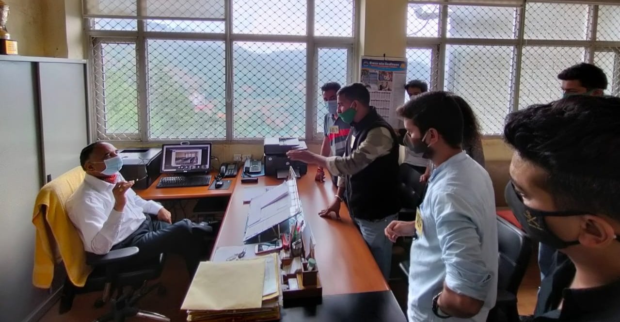 फीस,परीक्षाओं सहित कई मुद्दों को लेकर अभाविप ने किया  UIIT निदेशक का घेराव।