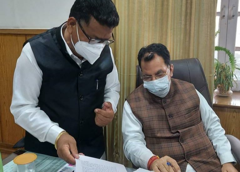 सुरेश भारद्वाज से मिले पूर्व विधायक बलदेव शर्मा,समक्ष रखी भोटा नगर पंचायत की समस्याएं।