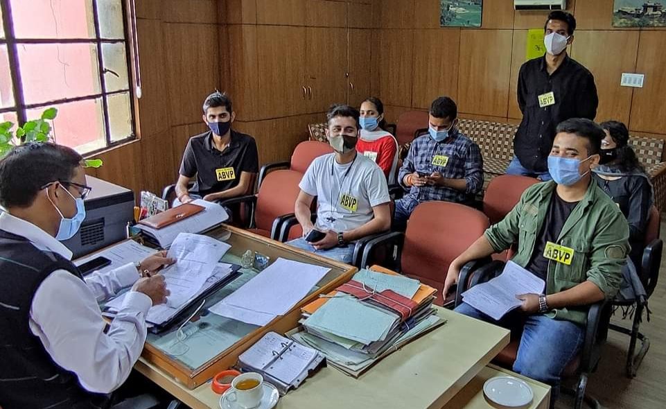 यूजी एग्जाम फॉर्म भरने की अंतिम तिथि बढ़ाने को लेकर ABVP ने परीक्षा नियंत्रक को सौंपा ज्ञापन