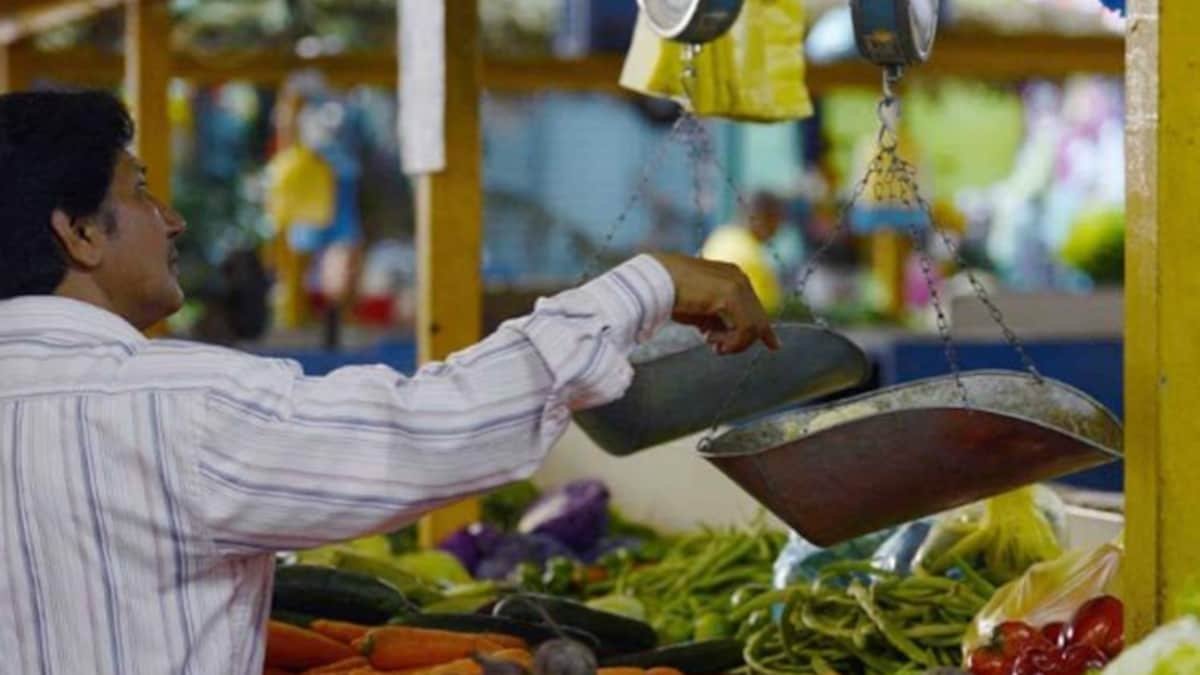 कोरोना महामारी से त्रस्त जनता पर अब बेतहाशा महंगाई की मार, देश में महंगाई दर अपने चरम पर।