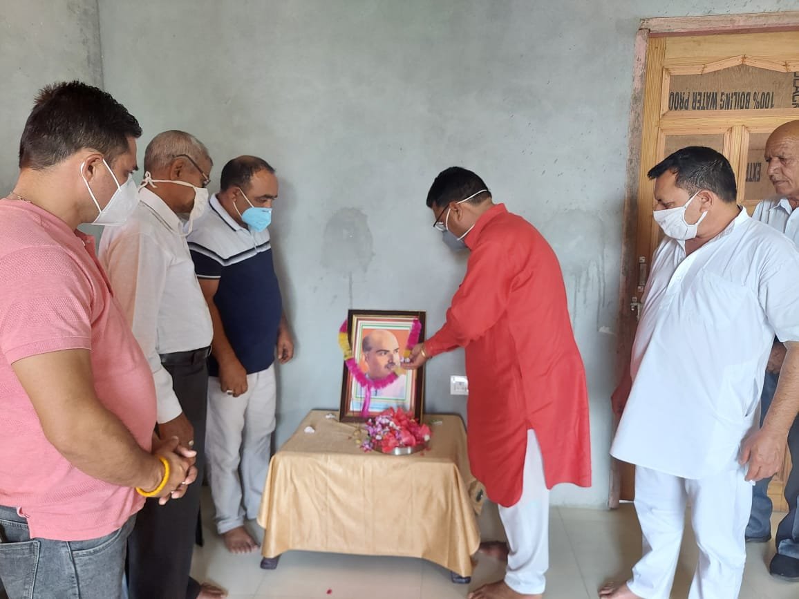 डॉ. श्यामा प्रसाद मुखर्जी की जयंती पर बड़सर जिला भाजपा ने पुष्प अर्पित कर किया नमन