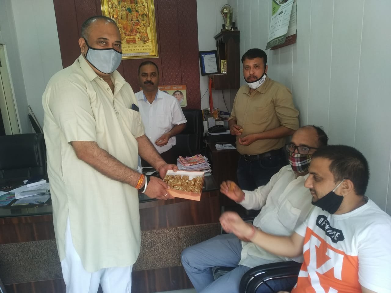 चंडीगढ़ भाजपा  के मंडल नंबर 20 ने फूल अर्पण कर और मिष्ठान बांटकर मनाई गई श्यामा प्रसाद मुखर्जी की जयंती