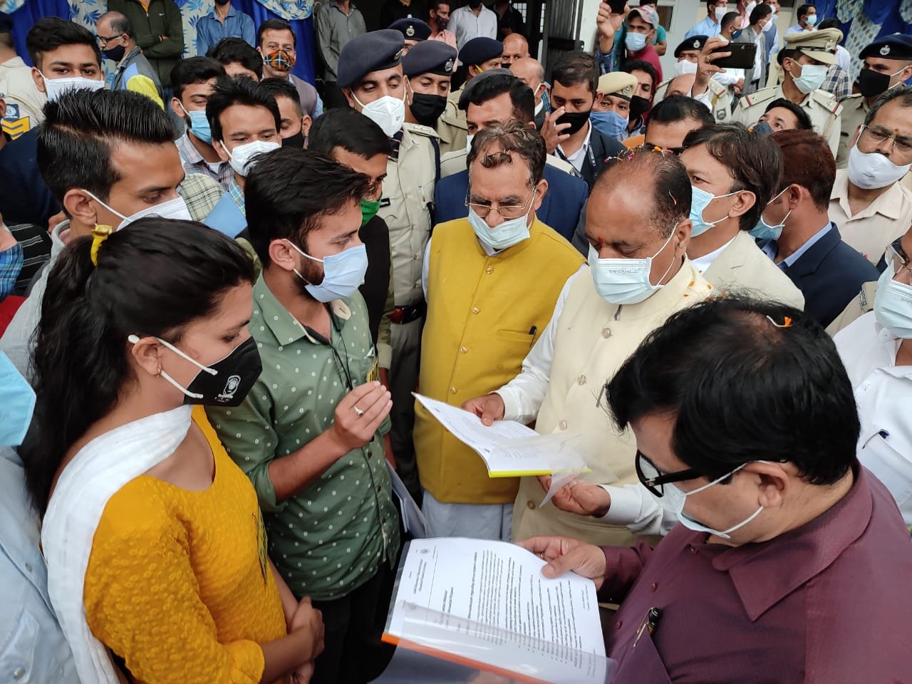 छात्रों से जुड़े विभिन्न मुद्दों को लेकर अभाविप ने हिमाचल प्रदेश विश्वविद्यालय पहुंचे मुख्यमंत्री जयराम को सौंपा ज्ञापन