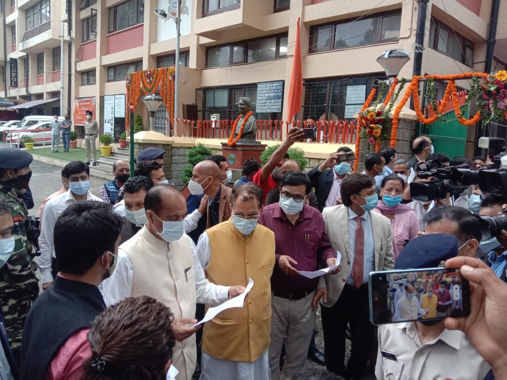 विरोध में गूंजे नारों के बीच CM जयराम ठाकुर का HPU में स्वागत, SFI ने मांगों को लेकर की नारेबाजी