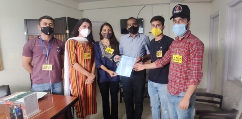 विद्यार्थी परिषद ने निजी विश्वविद्यालयों में भी शीघ्र छात्रावास खोलने को लेकर निजी शिक्षण संस्थान नियामक आयोग को सौंपा ज्ञापन