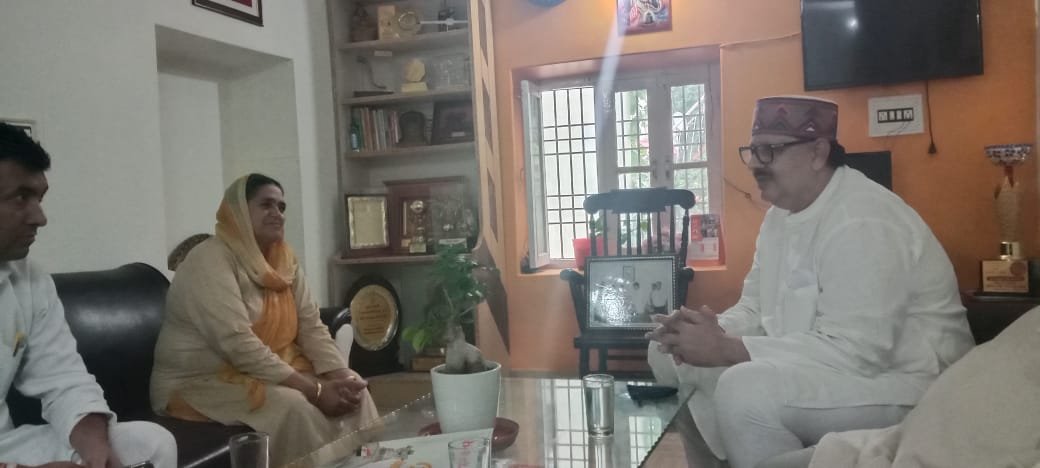 जोगिंद्रनगर: हिमाचल कांग्रेस सह-प्रभारी संजय दत्त ने पूर्व सांसद स्वर्गीय राम स्वरूप शर्मा के परिवार से की मुलाकात, घर जाकर संवेदनाएं की व्यक्त