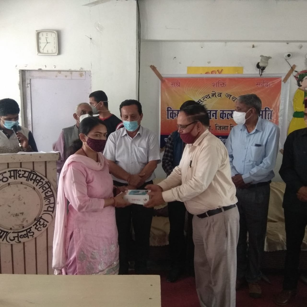 गरीब स्कूली छात्रों को किसान एवं जन कल्याण समिति का साथ, 20 जरूरतमंद विद्यार्थियों को बांटे स्मार्टफोन