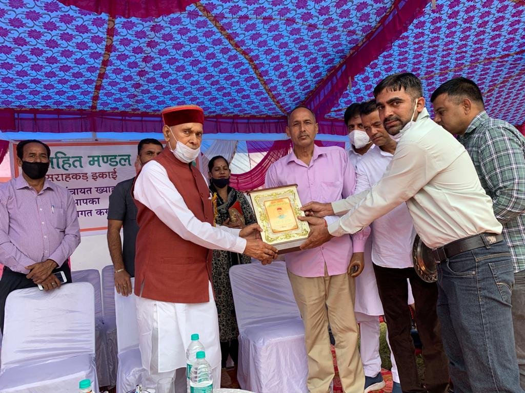 पूर्व मुख्यमंत्री धूमल ने सुजानपुर में आयोजित प्रदेश स्तरीय खेल प्रतियोगिता के विजेताओं को बांटे ईनाम
